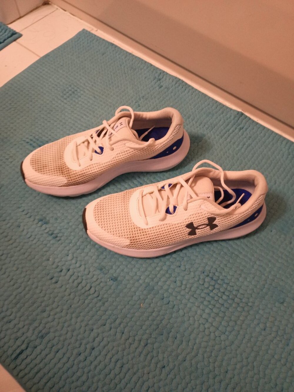 Under Armour men's 9 Surge running Shoes